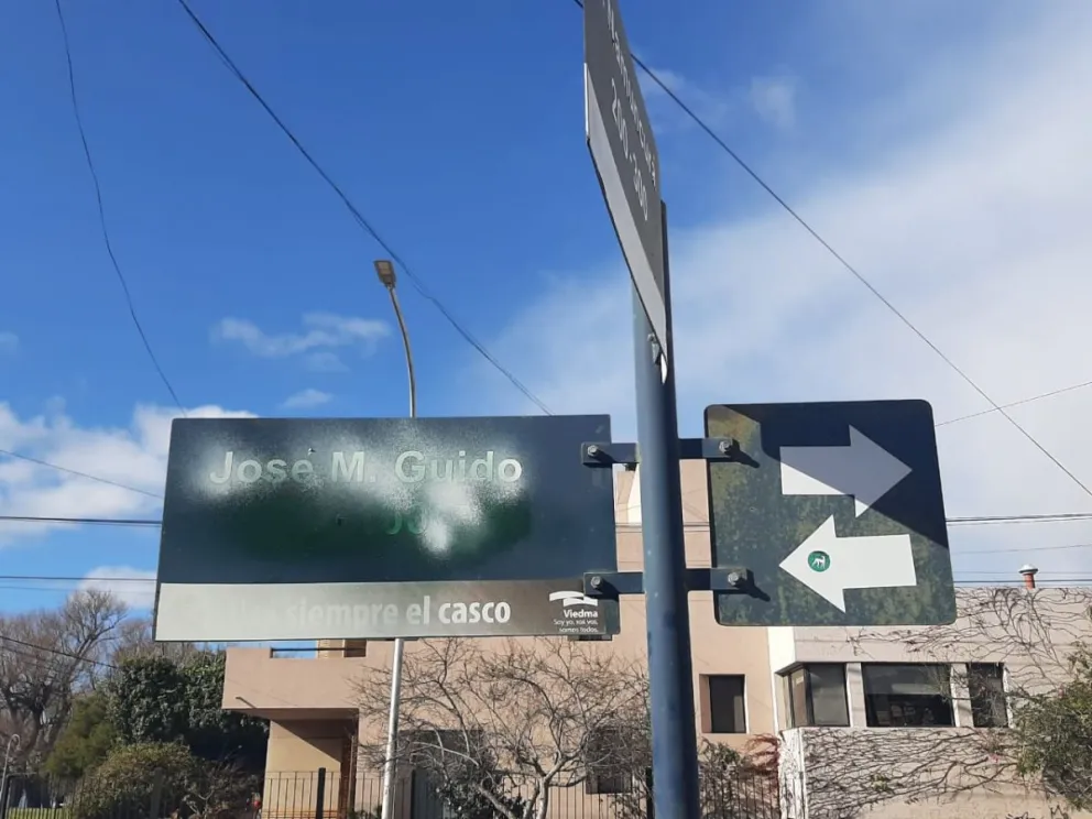 Vándalos de cartelería: esta vez le tocó a la calle Guido