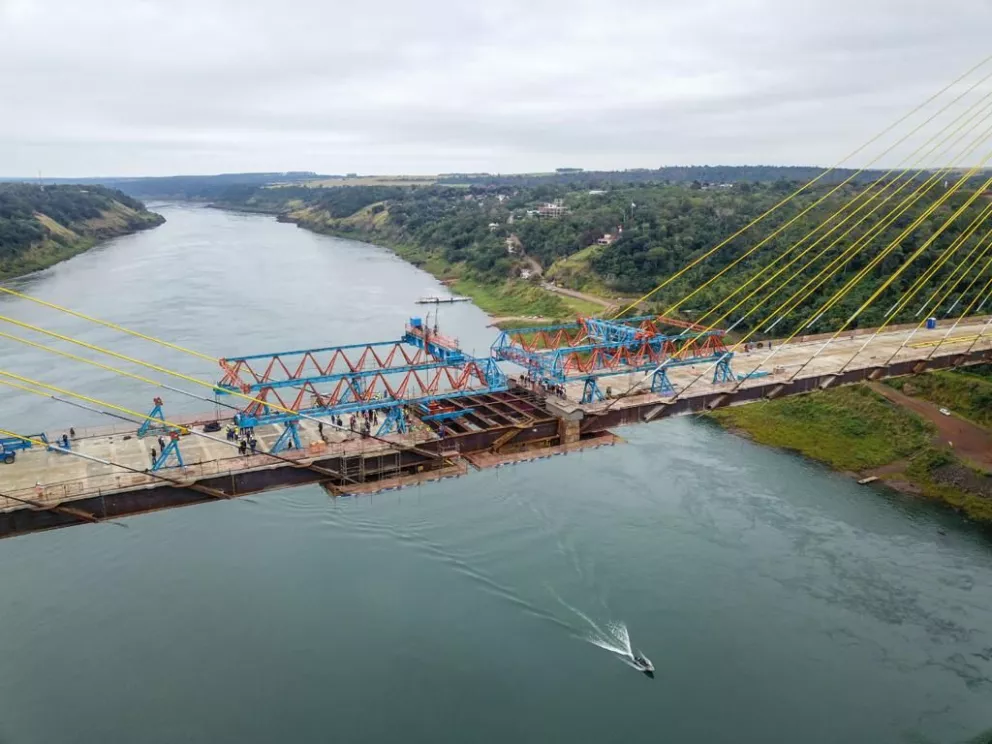 Conectaron los dos lados del Puente de la Integración que une Brasil y Paraguay
