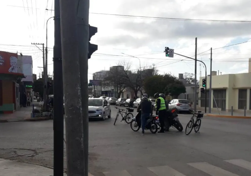 Insólito accidente de tránsito en la esquina de 25 de Mayo e Hilario Lagos