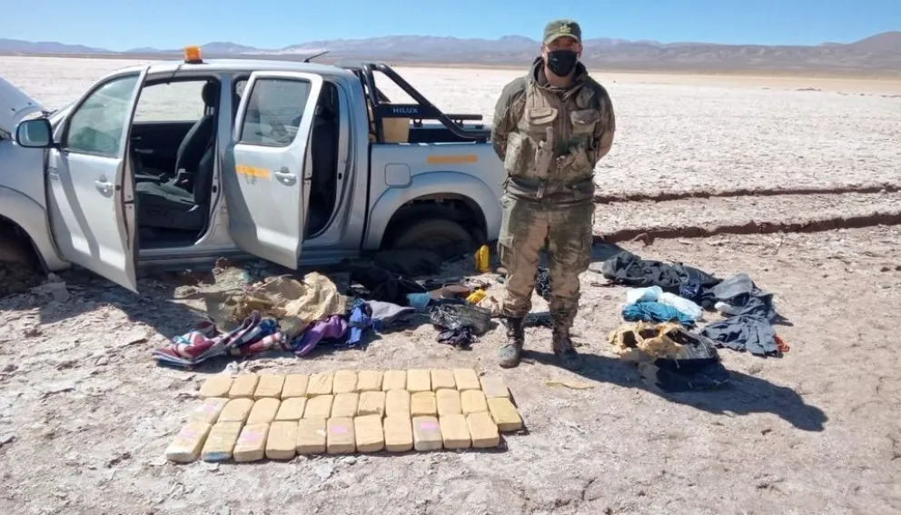 Quisieron escapar de Gendarmería con 36 kilos de cocaína, pero quedaron atascados