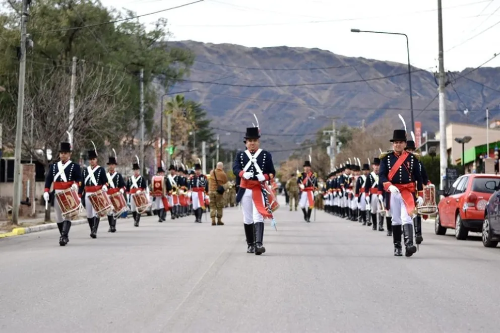 Villa de Merlo: Marcha de bandas militares por la avenida Del Sol 