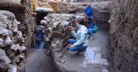 Grupo arqueológico descubre un nuevo tramo colonial y restos de piso prehispánico, en La Lagunilla, CDMX.