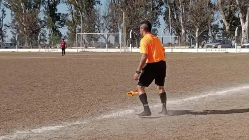 Enorme gesto: un árbitro le prestó los botines a un jugador y se hizo viral