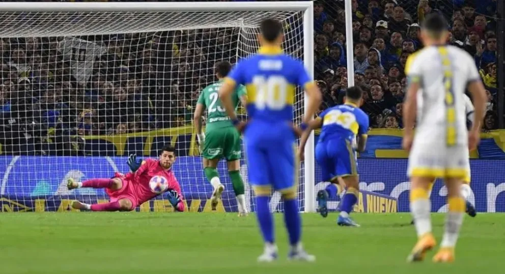 Video: Rossi volvió a atajar un penal y la Bombonera le cantó al Consejo por su renovación