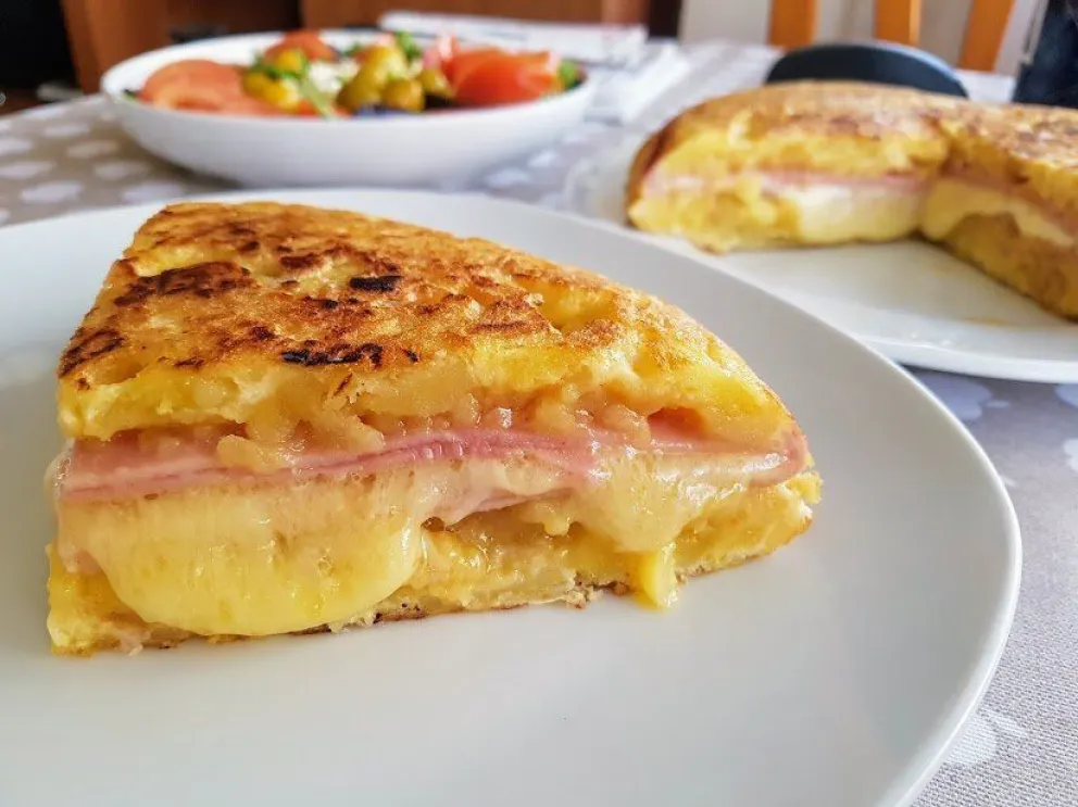 ¡No decepciona! Hacé una tortilla de papa rellena de jamón y queso