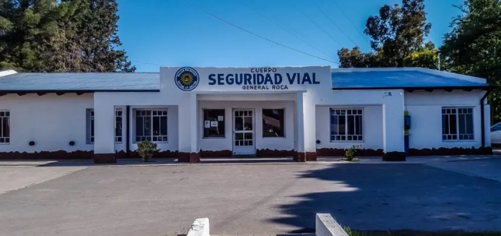 Lo multaron por circular sin cinturón, se enojó y lesionó a una mujer policía