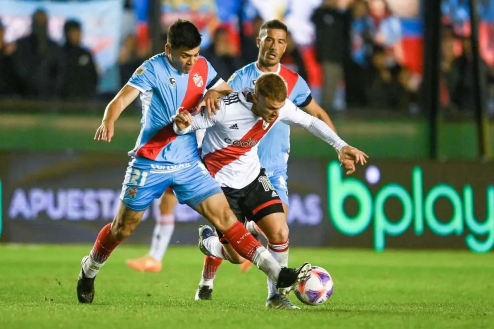River empató con Arsenal y no pudo acercarse al puntero