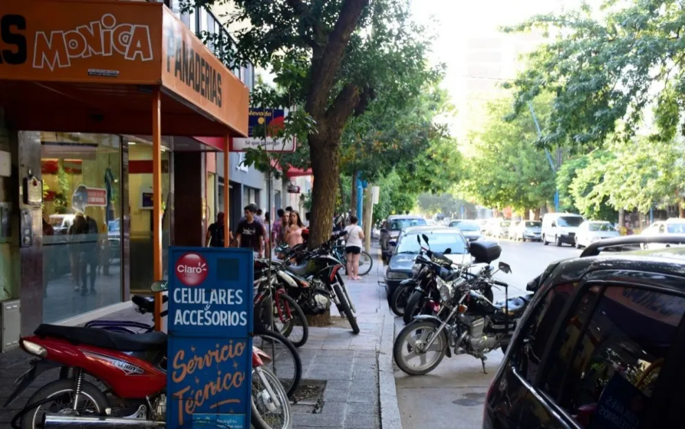 Proponen crear dársenas de estacionamiento para motos y bicicletas en la ciudad