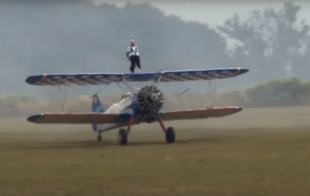 Increíble: una mujer con 93 años voló atada a un avión y rompió un Récord Guinness