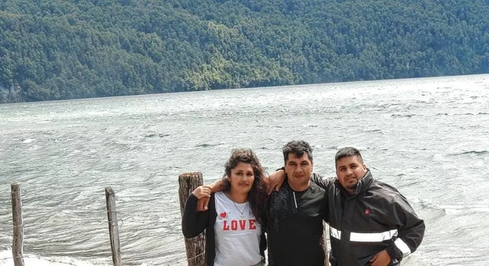 Solo, triste y olvidado en plena cordillera, en un paraje que le llaman Lago Rivadavia, cerca de Cholila