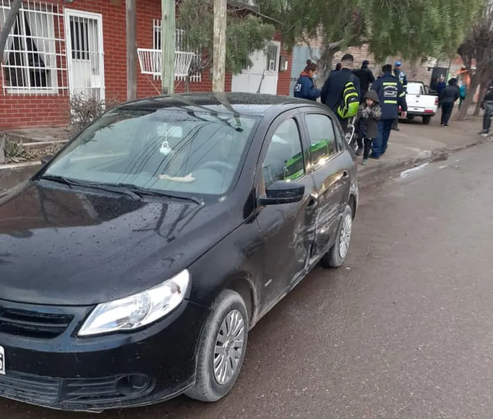 Se descompuso mientras manejaba, chocó contra un auto y terminó arriba de la vereda