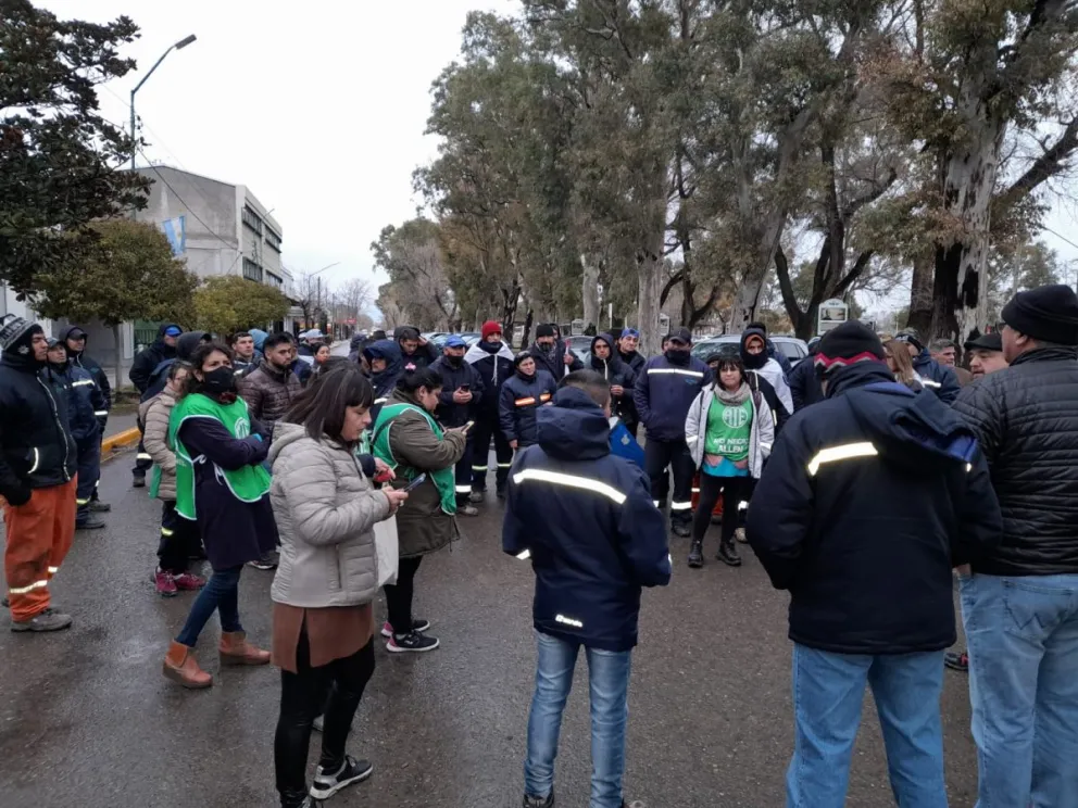 ¡Atención conductores!: trabajadores municipales cortan la Ruta Chica