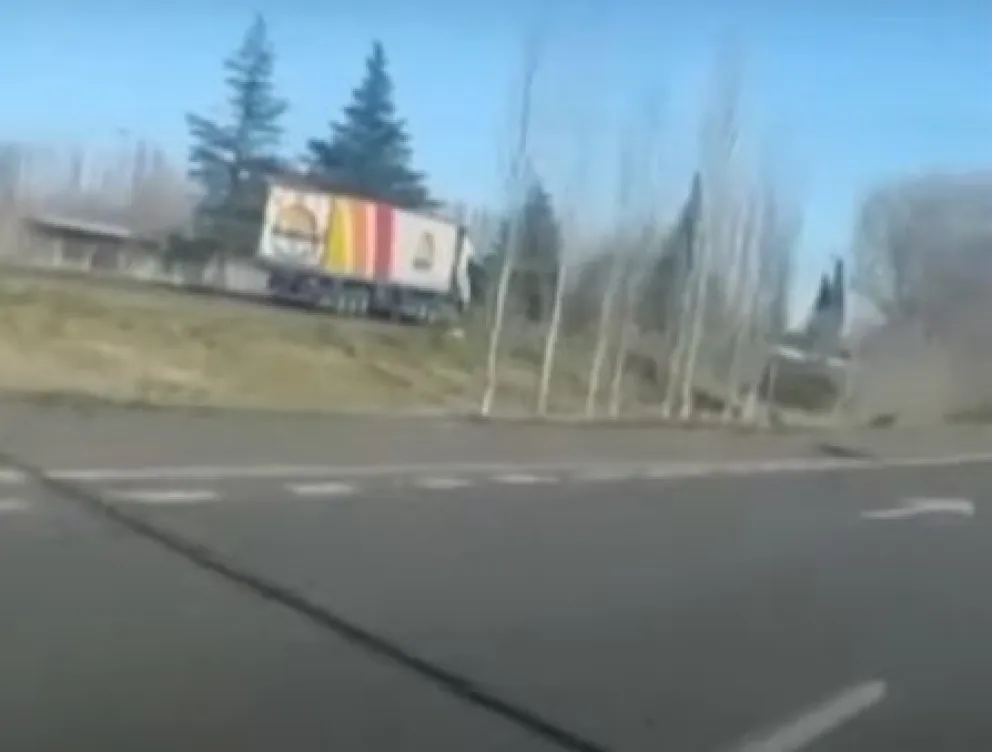 VIDEO: Un camión hizo casi 6 kilómetros en contra mano por la Ruta 22 
