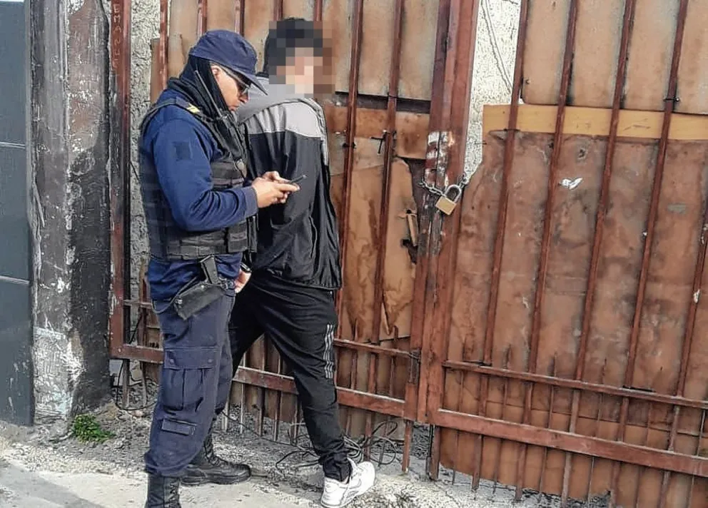 Hirió de arma blanca a una joven para robarle dinero y el celular, pero lo atraparon minutos después