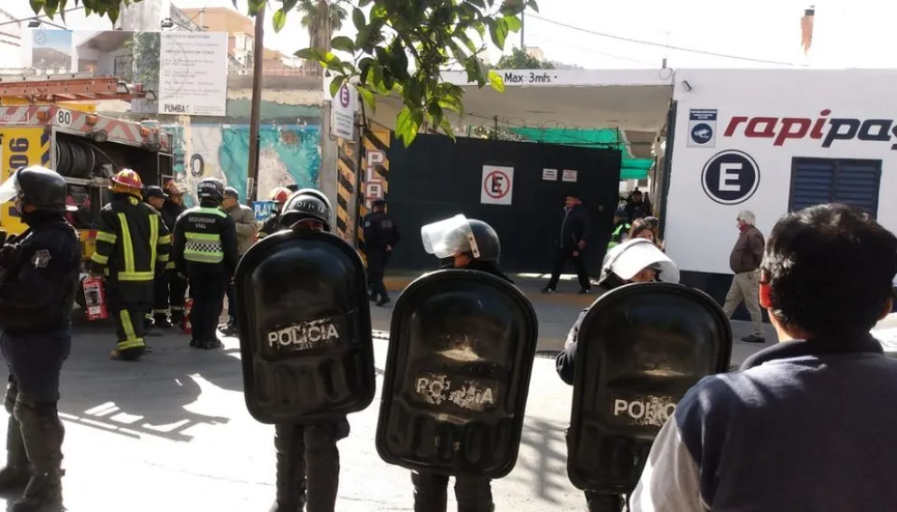 "Violento" desalojo en pleno centro: una playa de estacionamiento se llenó de policías