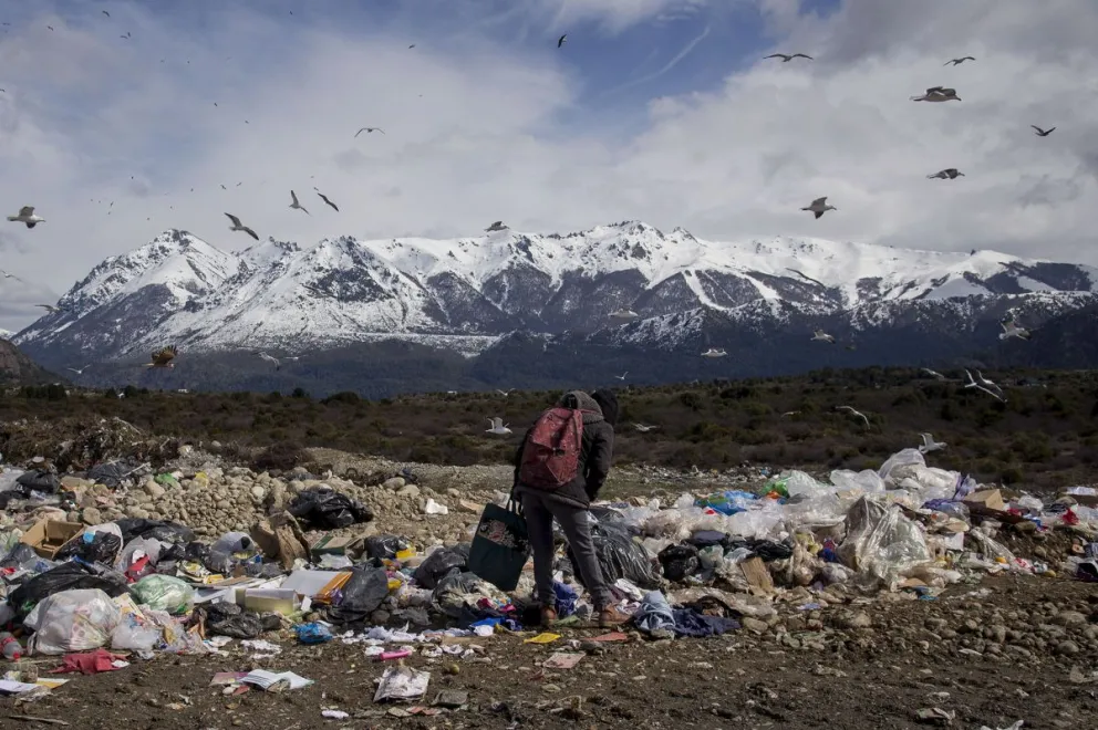Vecinos denuncian la falta de información pública y controles ambientales en los barrios de Bariloche. Foto: Marcelo Martínez.