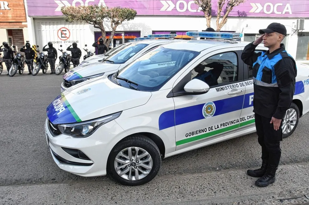 Entregaron cuatro móviles policiales y seis motos a la Unidad Regional de Comodoro Rivadavia