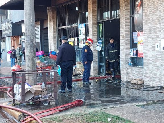 Incendio consumió parte del local de un supermercado chino en Posadas