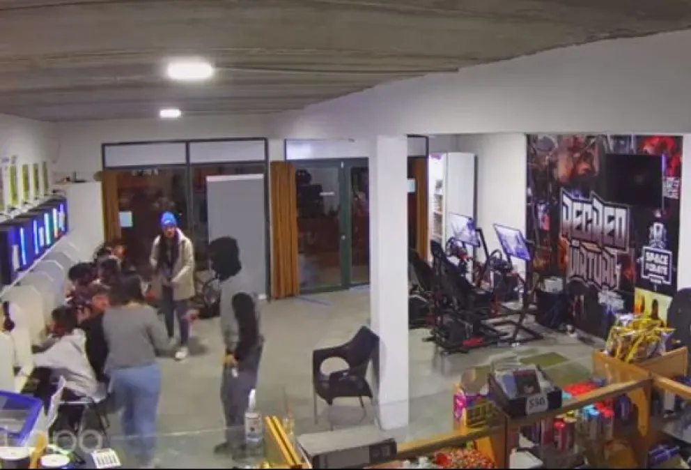 Robo en un comercio de Viedma que estaba lleno de menores de edad: quedó filmado