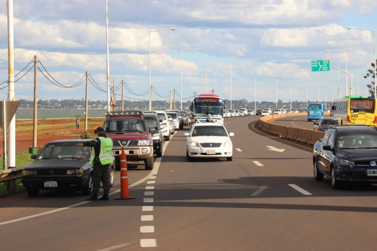 Largas filas en el puente Posadas-Encarnación despertaron la queja de los automovilistas
