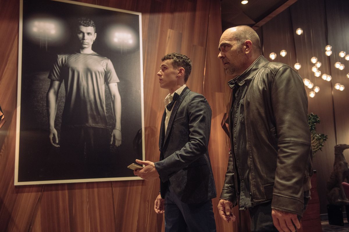 Crítica de "Código Emperador", thriller de espionaje español con Luis Tosar