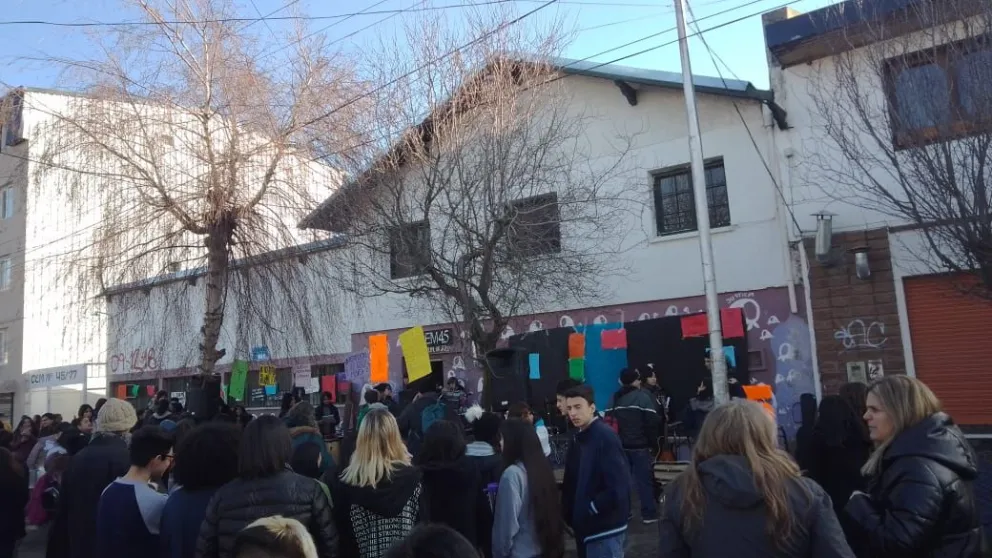 Con un concierto público, alumnos de la ESRN 45 reclamaron por instrumentos propios
