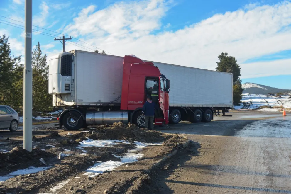 Precaución por un camión que quedó atravesado en Circunvalación