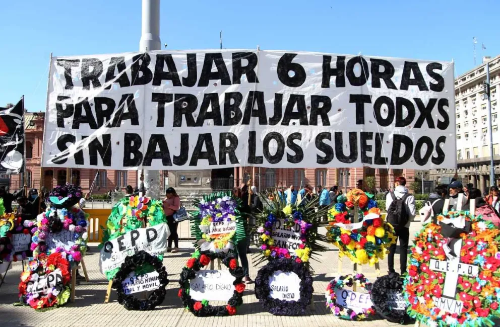 Agrupaciones de izquierda hicieron un "cortejo funebre del salario" en Plaza de Mayo