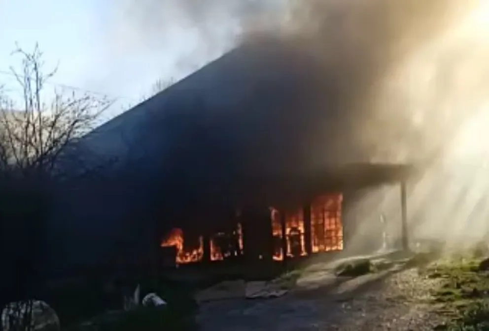 Un pavoroso incendio destruyó una vivienda en dirección al balneario El Cóndor