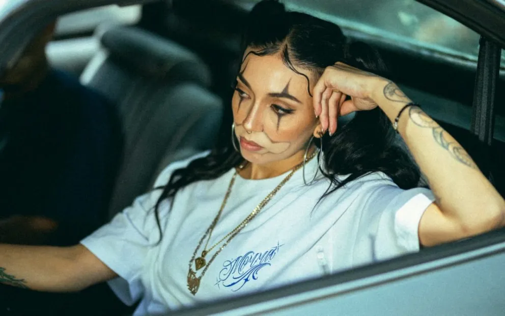 AliBe, la graffitera barilochense a la que le encargaron el mural de las nuevas Nike Air Jordan y la rompe en México