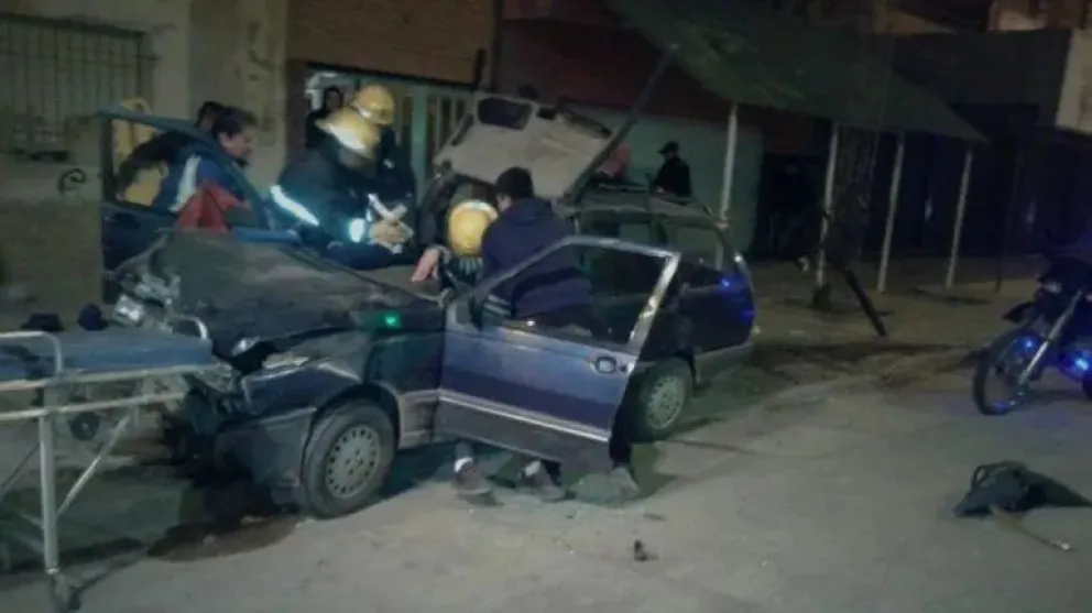 Escapó de un control, cruzó semáforos en rojo, terminó chocando con otro auto y dejó a una persona con invalidez