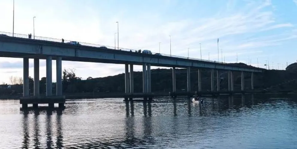 Estaba apoyado sobre la baranda del puente y fue socorrido por Policía, Prefectura y Salud