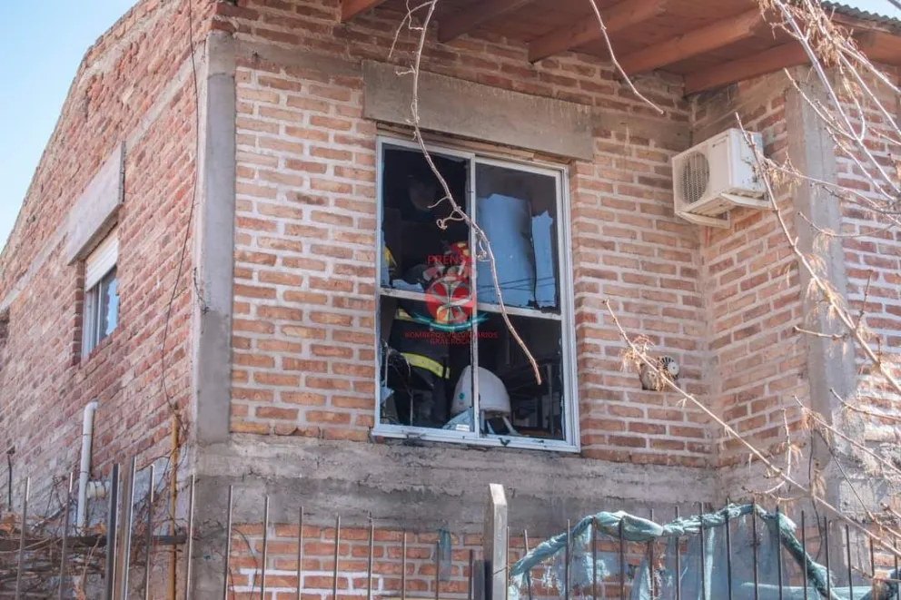 Incendio en una vivienda: dos personas lograron escapar de las llamas