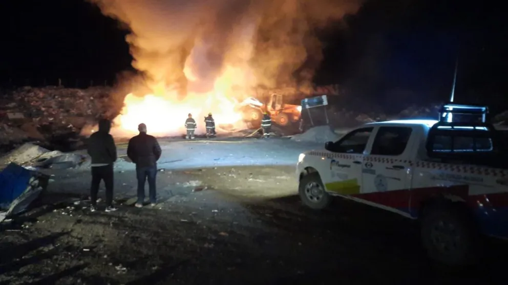 El incendio registrado en el depósito de basura habría sido intencional
