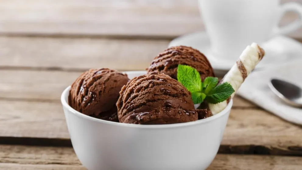 Nuevo estudio reveló que el helado de chocolate es más nutritivo que una barra de granola 