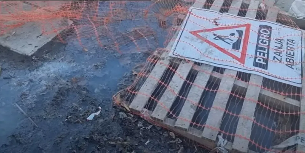 Aguas servidas obstruyen la vereda y olor nauseabundo: en un sector de la Costanera no se puede caminar