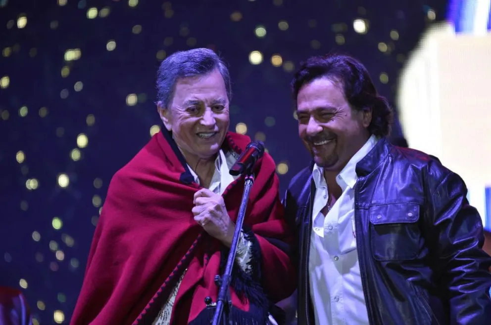 Gustavo Sáenz se subió al escenario de Palito Ortega: "Es un honor recibirte en nuestra querida provincia"