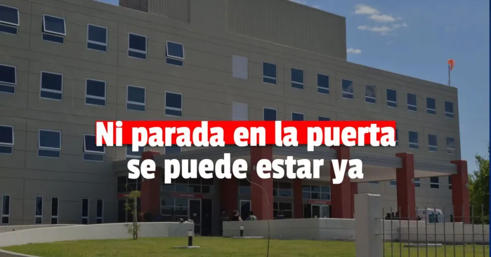 Chocaron una moto y un auto y una mujer que estaba en el lugar, terminó en el hospital