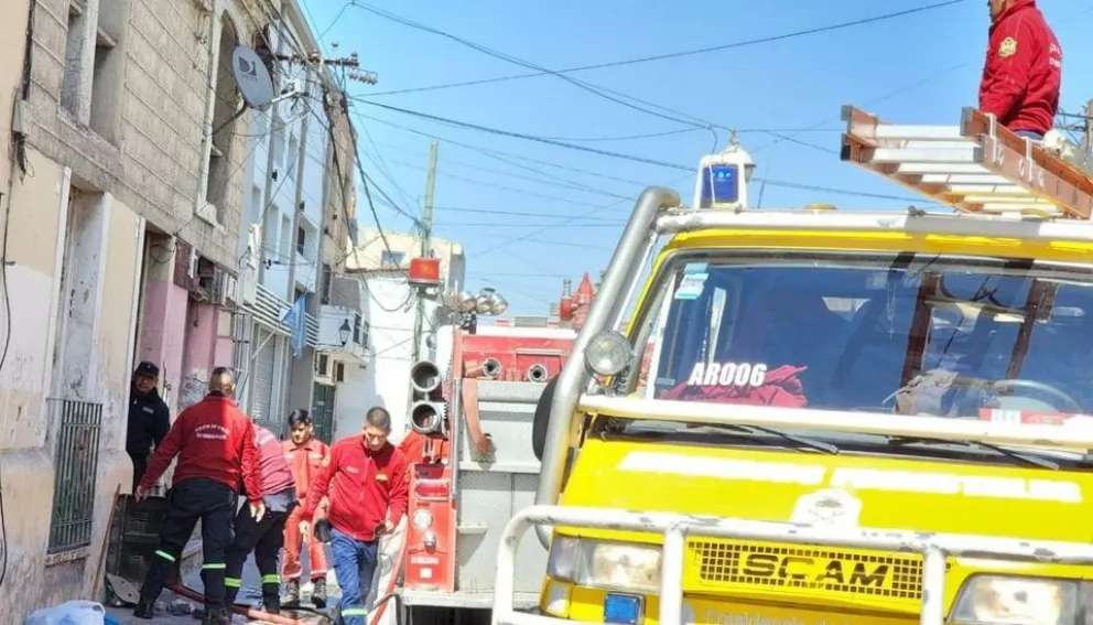 Incendio en pleno centro salteño: una familia tuvo que huir desesperada