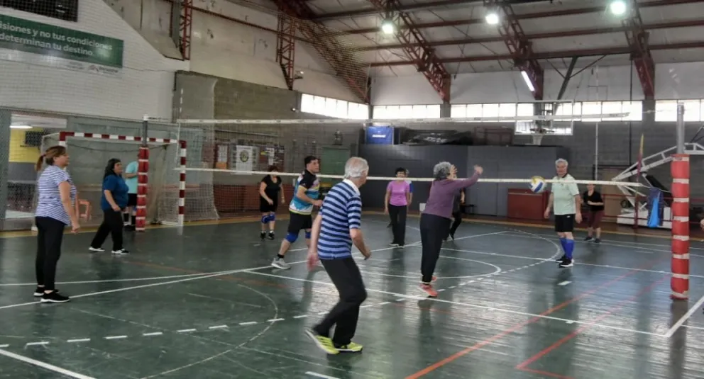 Los adultos mayores jugaron, bailaron y compartieron una tarde de reencuentros