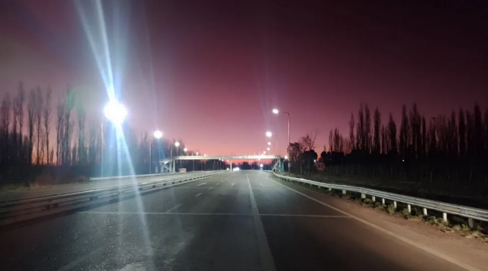 Fuerte choque entre un auto y una moto en Ruta 22