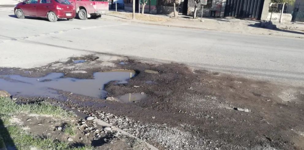 EN FOTOS: Las calles de Roca están detonadas, mirá algunos de los peores "craters"