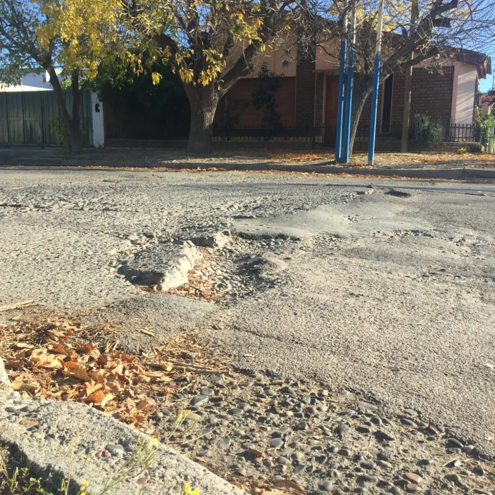 Calles detonadas: Implementaron un plan de bacheo en la ciudad ¿Dónde se arreglaron y cuáles faltan?