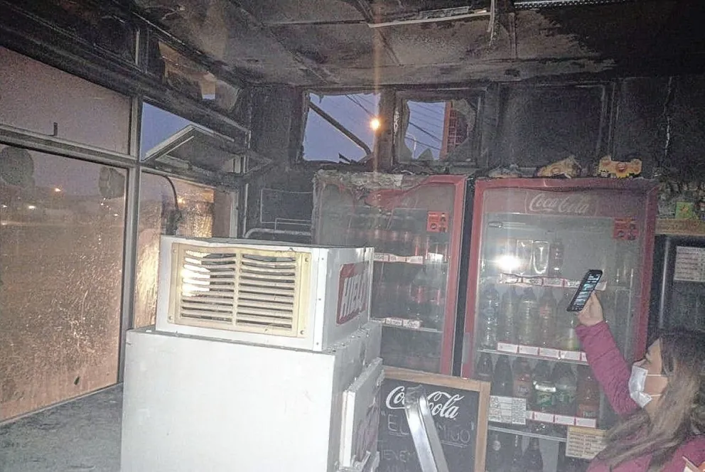 Dos trabajadores petroleros ayudaron a combatir el fuego de un local y despertaron a una familia para que se pongan a salvo