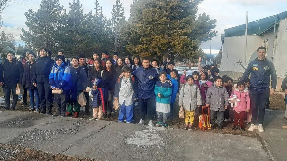 La Policía Federal agasajó a los niños de Aldea Beleiro
