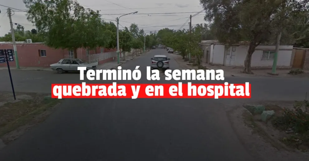 Fuerte choque entre un auto y una moto: una mujer terminó en el hospital 