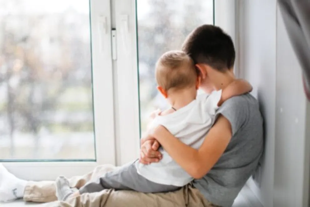 Dos hermanitos de Roca buscan familia 