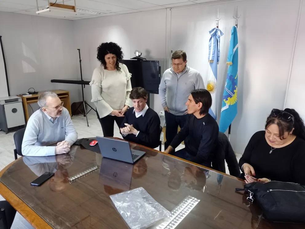 Provincia entregó computadora accesible a joven no vidente para que culmine sus estudios secundarios