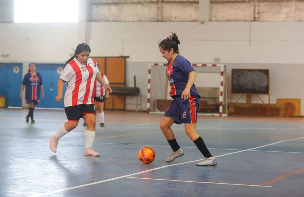 Las chicas salen a la cancha