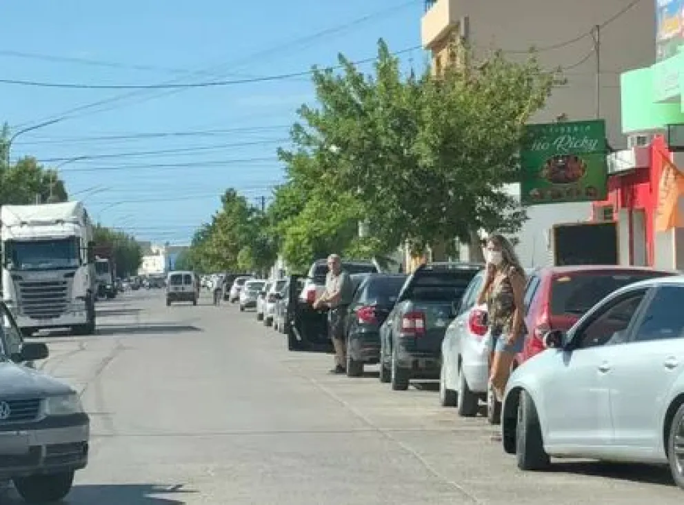 Quiso robar un taller mecánico arrancando una reja pero lo descubrió la policía